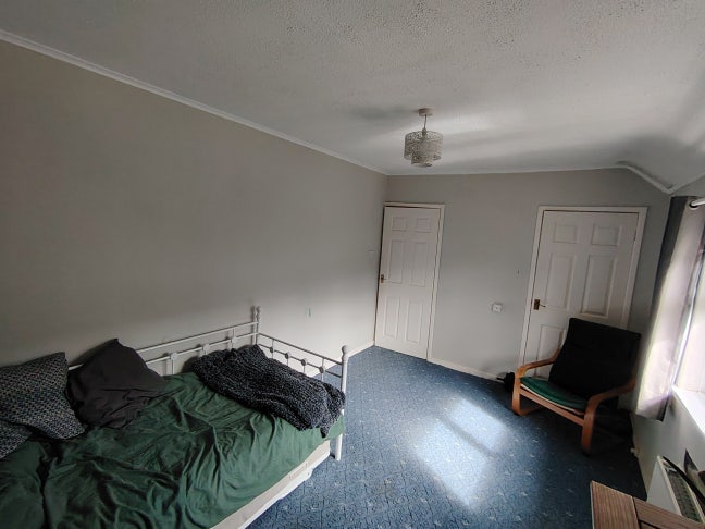 Room in family home Main Photo