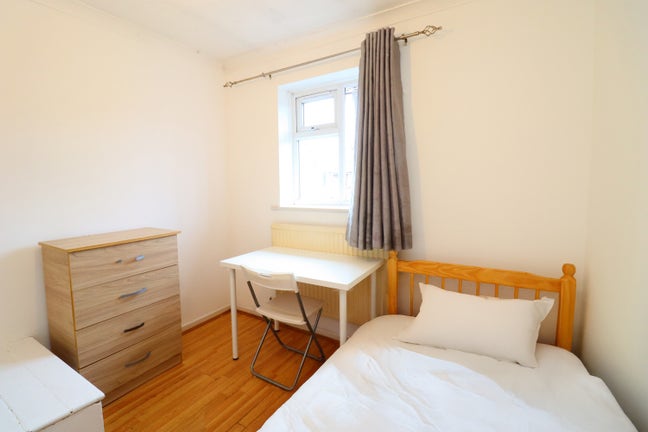 🔥 Act Fast! This Stratford Room Will Be Gone 🔥 Main Photo