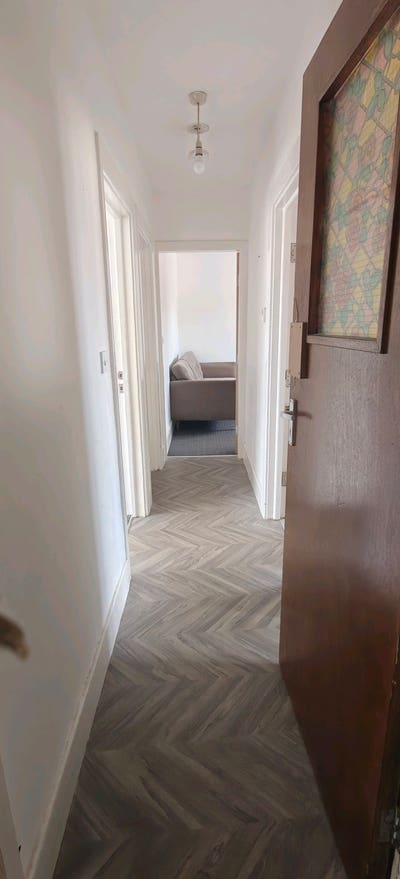 2 bed flat to rent in ideal location Main Photo