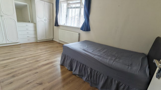 Harrow Weald Large Double Room No Deposit HA36Qz  Main Photo