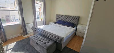 Spacious King Room for Couple| Bright & Quiet Home Main Photo