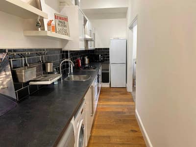 Luxury ensuite in large 2 bed house Main Photo