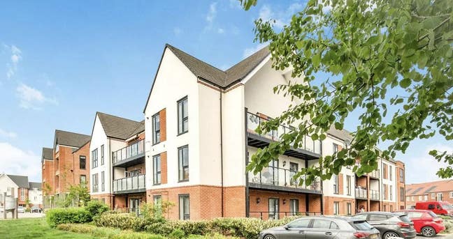 Bright & Comfortable Room in Clean, Modern Flat Main Photo