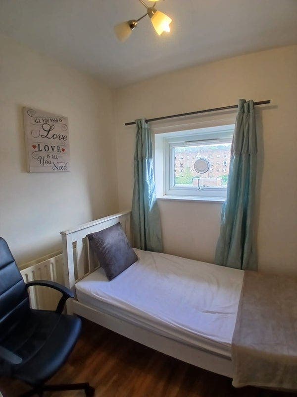 Small Double Room Close To Kingston University(92) Main Photo