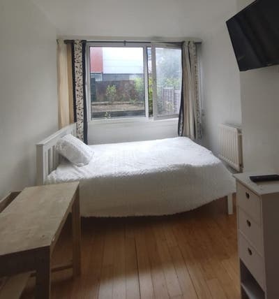 Small double room in Roehampton (123) Main Photo