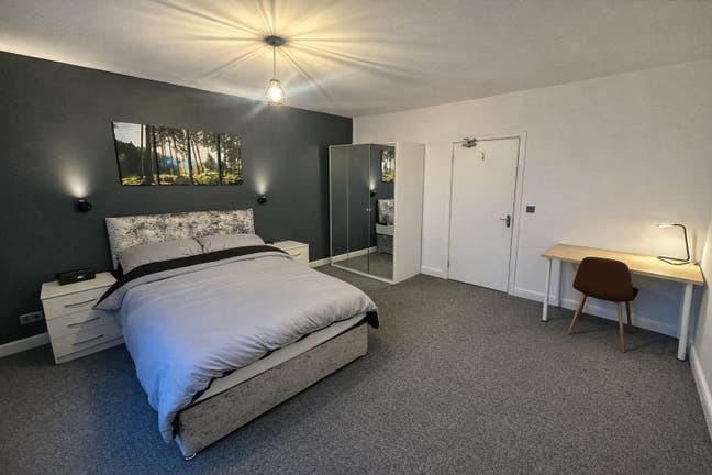 Top Floor Room NG2 - Great professional Tenants  Main Photo