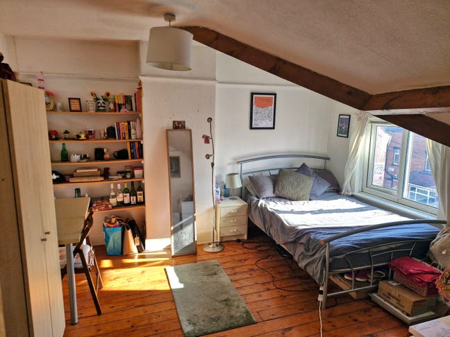 Spacious double room in 2-bed house share Main Photo