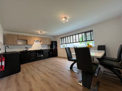 Double room to rent in riverside flat Main Photo