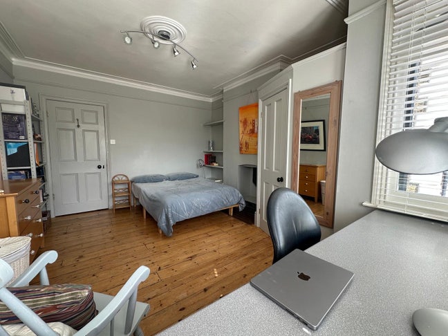 Peaceful room in beautiful house with garden  Main Photo