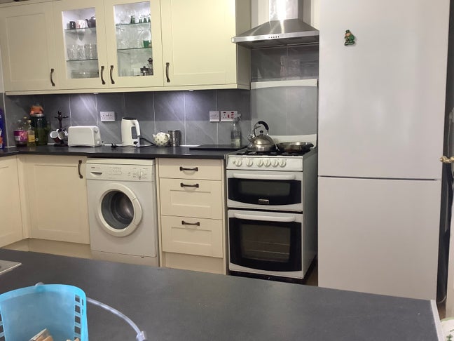 Large Single Bedroom to let well located Main Photo