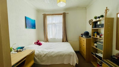 Lovely room close to Tube is available from 11 May Main Photo