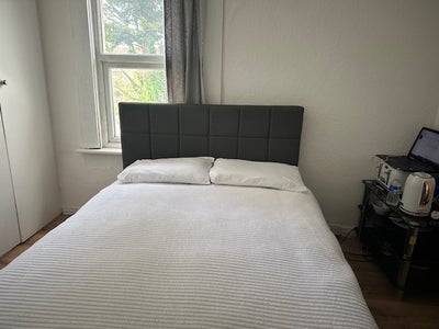 Double Bedroom in a Friendly House share Main Photo