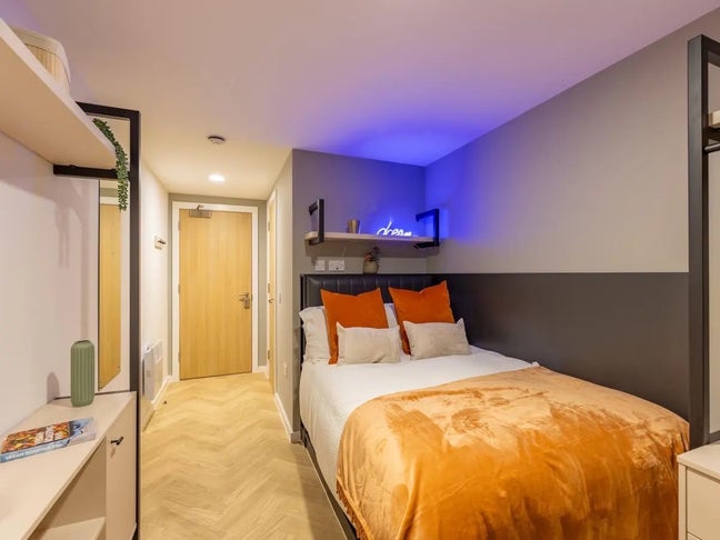 Private en-suite, double bed, behind vic centre Main Photo