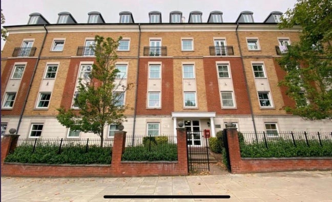 Light full one bed flat in a popular location Main Photo