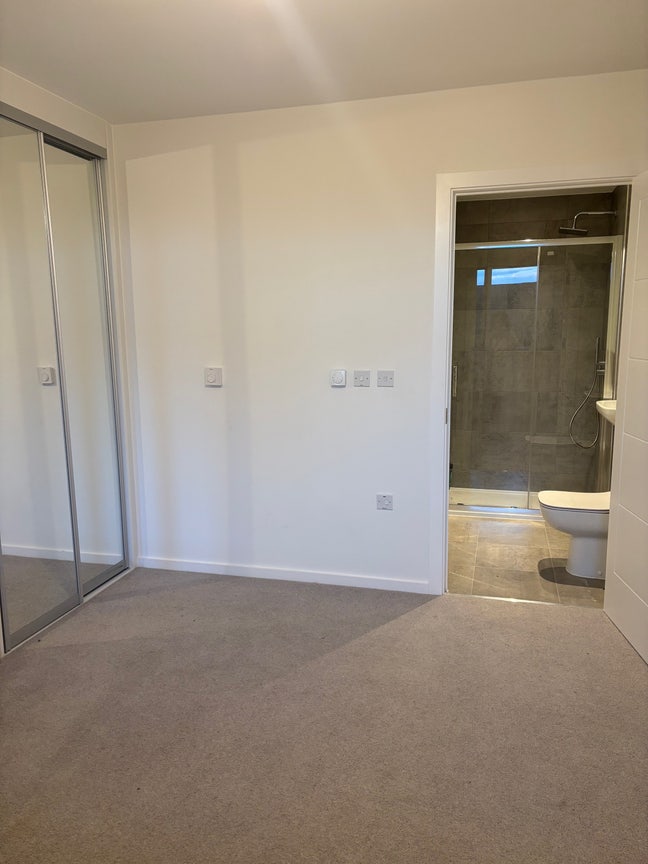 Spacious En-Suite Double Bedroom for Rent Main Photo