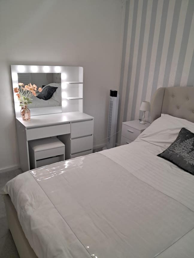 Large ensuit bedroom- female preferred Main Photo