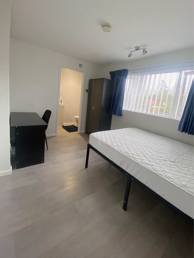 En-suite Double Room with free parking Main Photo