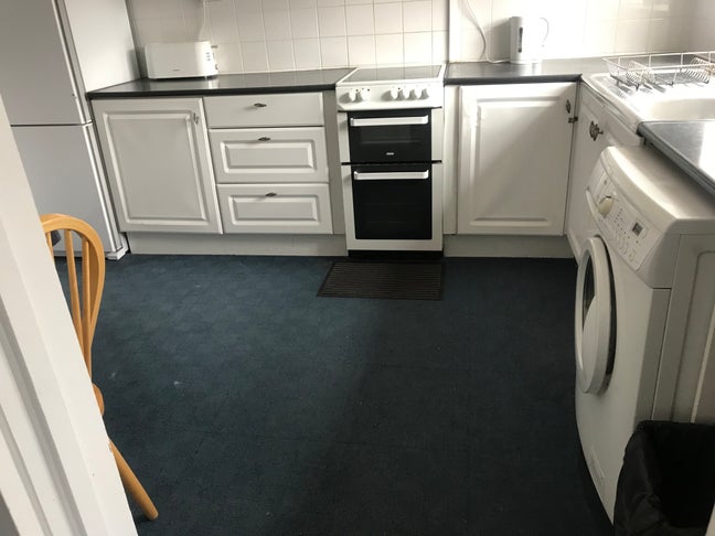 Three bedroom flat ( bedrooms are on first floor) Main Photo