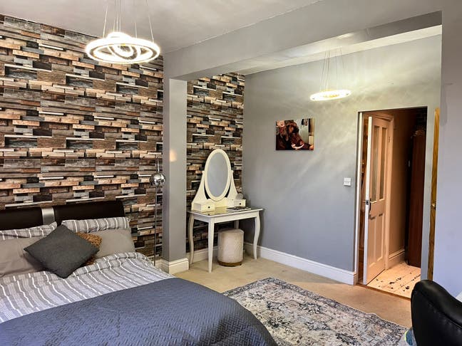 Double ensuite room with walking wardrobe  Main Photo