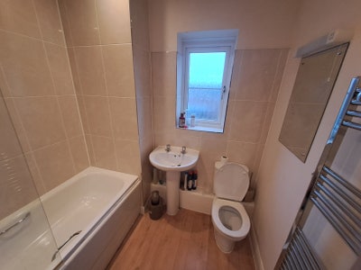 Single bedroom in 3 bedroom house  Main Photo