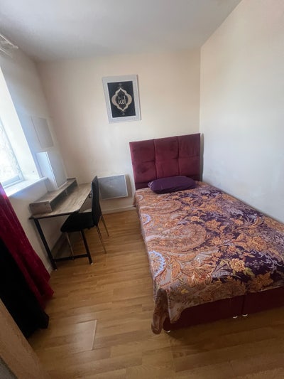 Furnished Room – Wembley  Main Photo