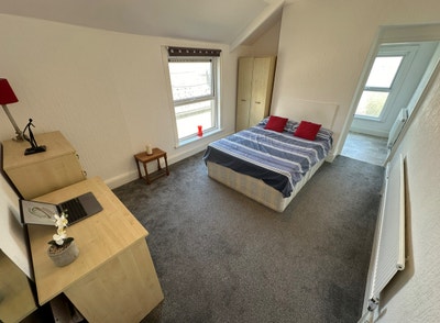  Spacious Double room Tenancy Takeover  Main Photo
