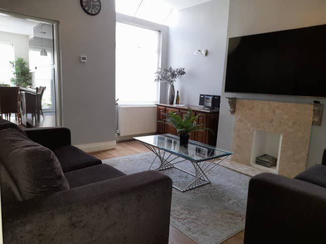 Modern Double Room - Moston/ Bills Inc- Main Photo