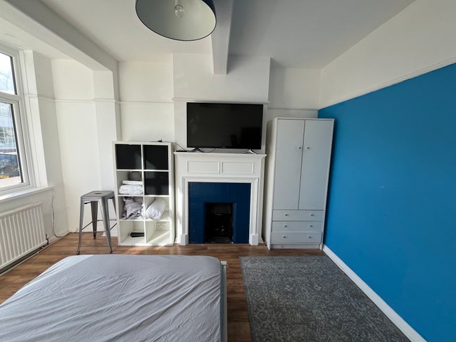 Double room in new refurbished house Main Photo