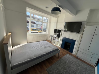 Double room in new refurbished house Main Photo