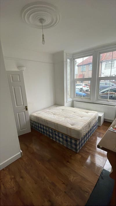 Spacious 3 bedroom house to let in Enfield, EN3. Main Photo
