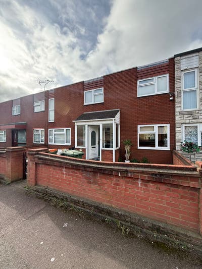  4-Bedroom  Charming  Hmo  in  Custom  House  (E16) Main Photo