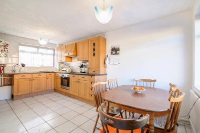 5-Bedroom Singles Charming Hmo in Custom House E16 Main Photo