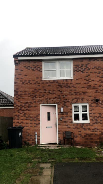 Small spare room to rent everything included bed b Main Photo