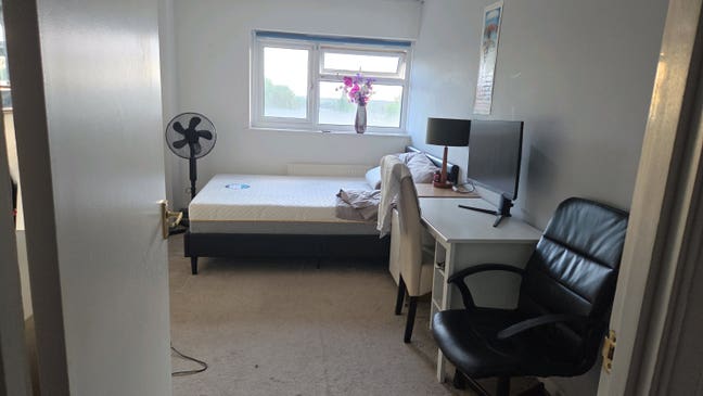 Double Room Near Northolt Station Main Photo