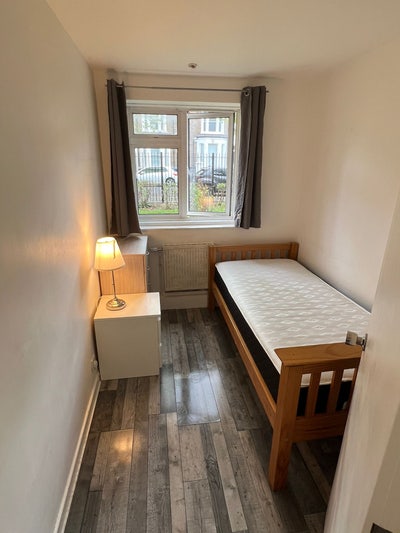 Single room available asap close to central  Main Photo