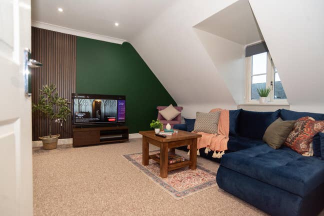 Professionals Welcome-Near Town-Free Parking Main Photo