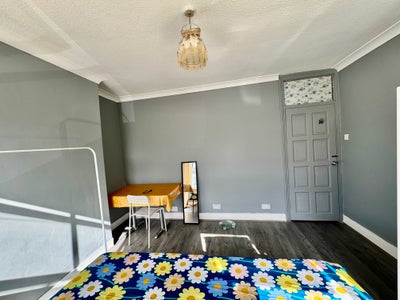 Spacious Double Room Available Main Photo