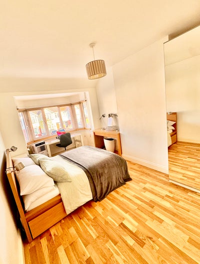 2 x Bright spacious double rooms available in CR0 Main Photo