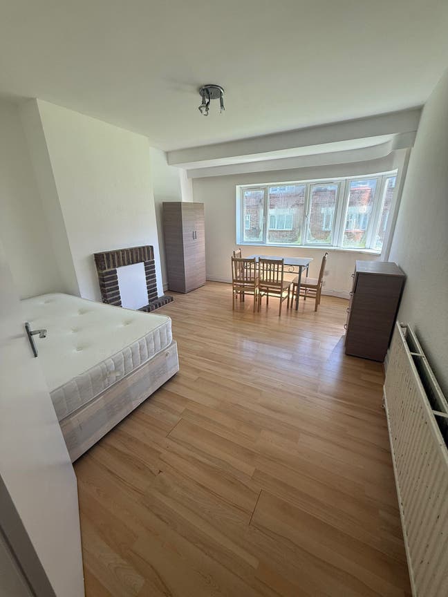 2/3 Bedroom Flat available in Mill Hill  Main Photo