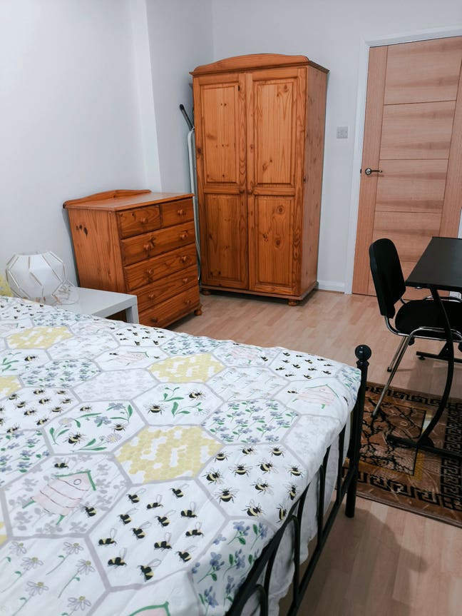 Large Double Room to Rent in E14 Main Photo
