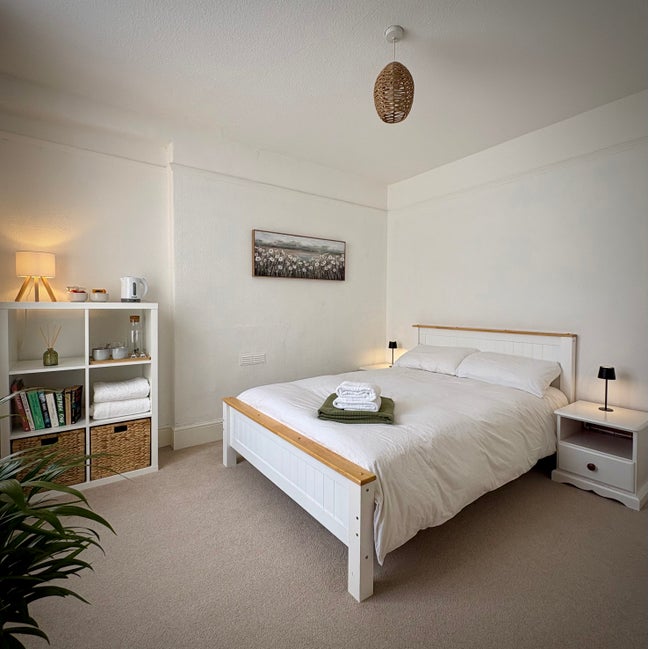 Spacious comfortable room in sunny terraced house Main Photo