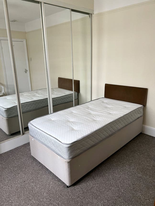 Farnborough - single room for rent in shared house Main Photo