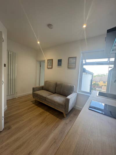 Stunning Newly Refurbished 1-Bedroom Flat – All Bi Main Photo