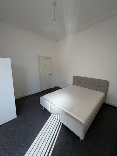 Spacious Double Room Available – SR2 Main Photo