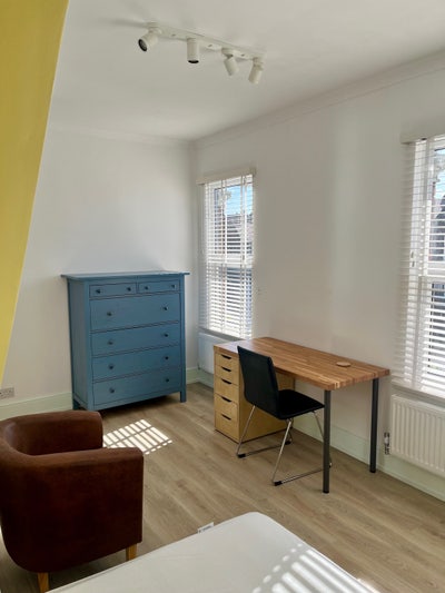 Double bedroom in a shared house Main Photo