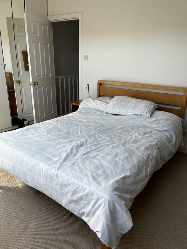 Large attic room close to Walsden Station Main Photo