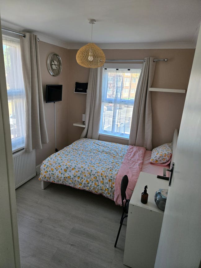 Double  room to let females only Main Photo