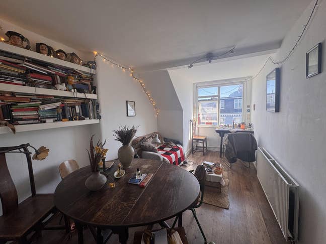 Bright Top-Floor 1-Bed Flat in Kilburn Main Photo