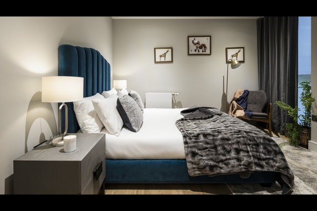 Spacious double bedroom, en-suite for one month Main Photo