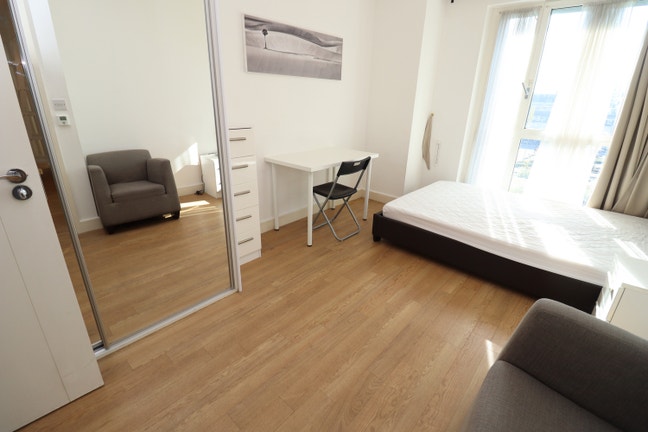 Large en-suite in modern building - Bow Road E3 Main Photo